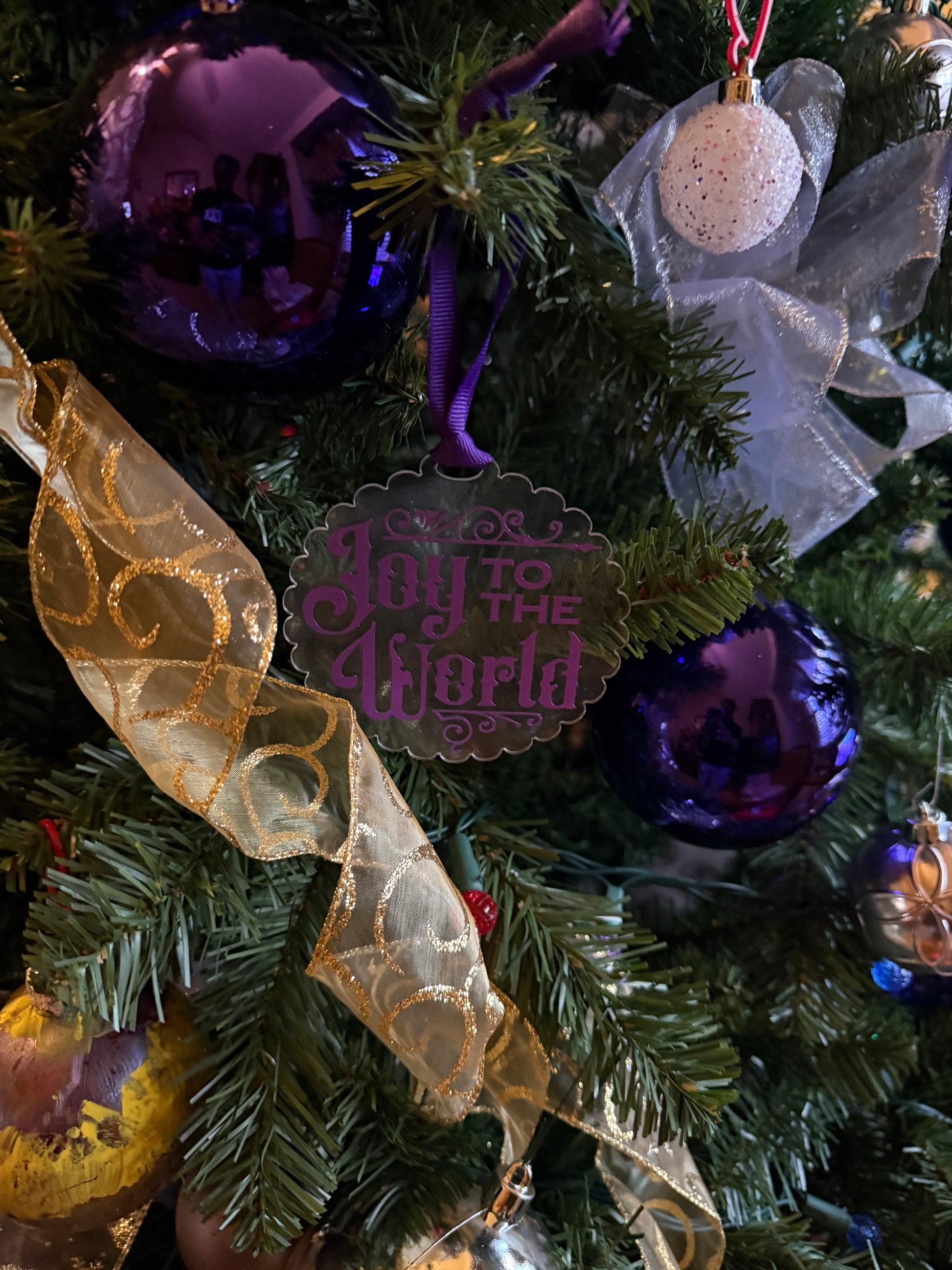 Faith‑inspired acrylic ornament with scalloped edges, purple ribbon, and joyful Christmas message on a Christmas tree, Roxzell